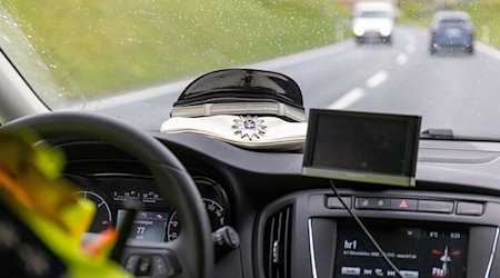 Eine Polizeimütze ist bei einer Kontrollfahrt in einem Polizeifahrzeug zu sehen. / Foto: Christian Lademann/dpa/Symbolbild