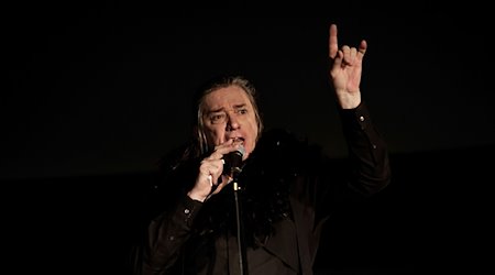 Der Musiker Blixa Bargeld tritt bei der «Space Oddity: A Tribute to David Bowie» im Zeiss Großplanetarium auf. / Foto: Carsten Koall/dpa