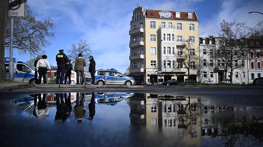 Polizisten sperren die Straßen und informieren Passanten bei der Entschärfung einer Weltkriegsbombe. / Foto: Britta Pedersen/dpa