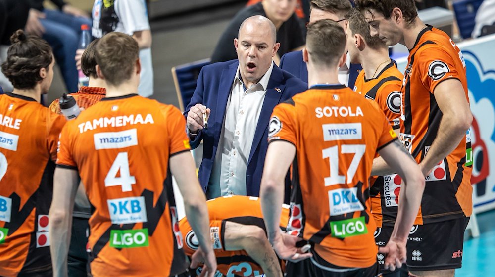 Trainer Joel Banks (M) der Berlin Volleys bespricht sich mit seinem Team. / Foto: Andreas Gora/dpa