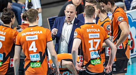 Trainer Joel Banks (M) der Berlin Volleys bespricht sich mit seinem Team. / Foto: Andreas Gora/dpa