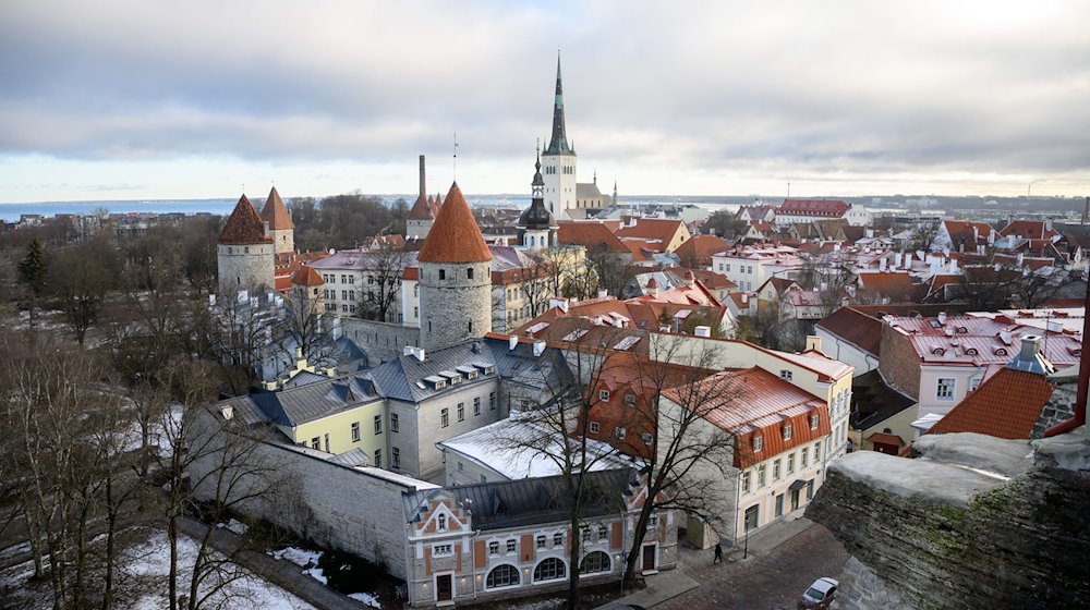 Blick vom Domberg auf die Altstadt von Tallinn, der Hauptstadt von Estland. / Foto: Bernd von Jutrczenka/dpa