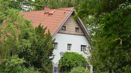 Die Vorderseite des Brecht-Weigel-Haus in Buckow. / Foto: Soeren Stache/dpa