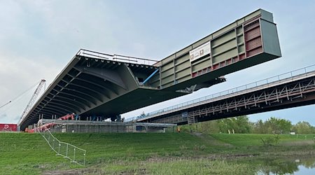 Der erste Takt des Stahlüberbaus der neuen A14-Brücke wird in Richtung Elbe geschoben. / Foto: -/Deges /dpa