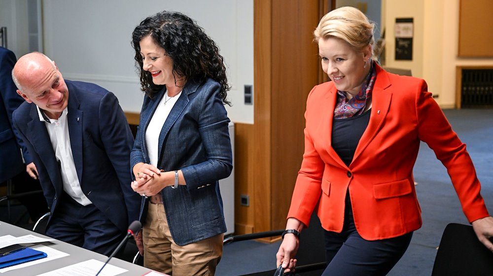 Kai Wegner (l-r, CDU), Berlins Regierender Bürgermeister, Cansel Kiziltepe (SPD), Arbeitssenatorin, und Franziska Giffey (SPD), Wirtschaftssenatorin, nehmen an der Auftaktsitzung des Bündnisses für Ausbildung im Roten Rathaus teil. / Foto: Jens Kalaene/dpa