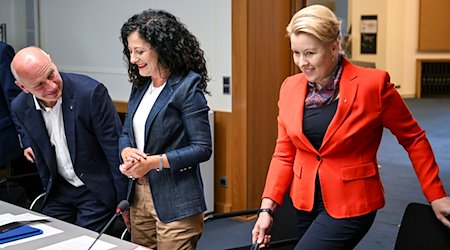 Kai Wegner (l-r, CDU), Berlins Regierender Bürgermeister, Cansel Kiziltepe (SPD), Arbeitssenatorin, und Franziska Giffey (SPD), Wirtschaftssenatorin, nehmen an der Auftaktsitzung des Bündnisses für Ausbildung im Roten Rathaus teil. / Foto: Jens Kalaene/dpa