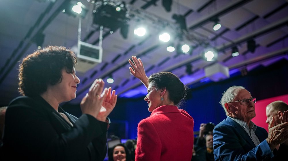 Sahra Wagenknecht, Parteivorsitzende, winkt beim Gründungsparteitag. / Foto: Kay Nietfeld/dpa/Archivbild