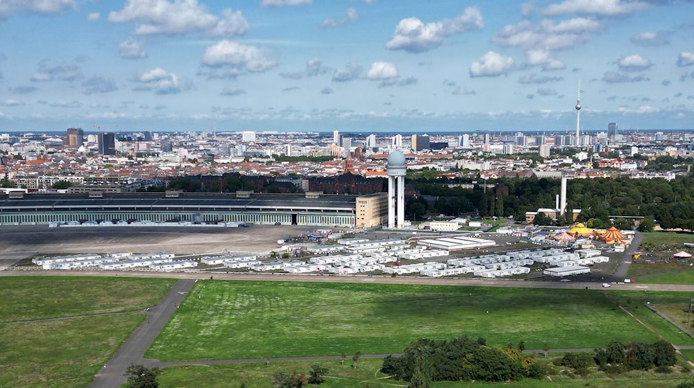 Die sogenannten Tempohomes, Wohncontainer für Geflüchtete, stehen vor dem früheren Hangar auf dem Tempelhofer Feld. / Foto: Bernd von Jutrczenka/dpa