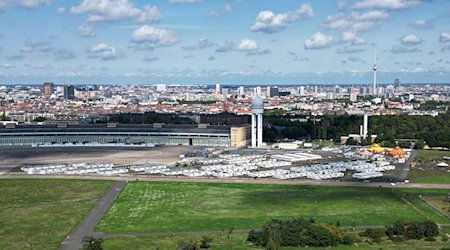 Die sogenannten Tempohomes, Wohncontainer für Geflüchtete, stehen vor dem früheren Hangar auf dem Tempelhofer Feld. / Foto: Bernd von Jutrczenka/dpa