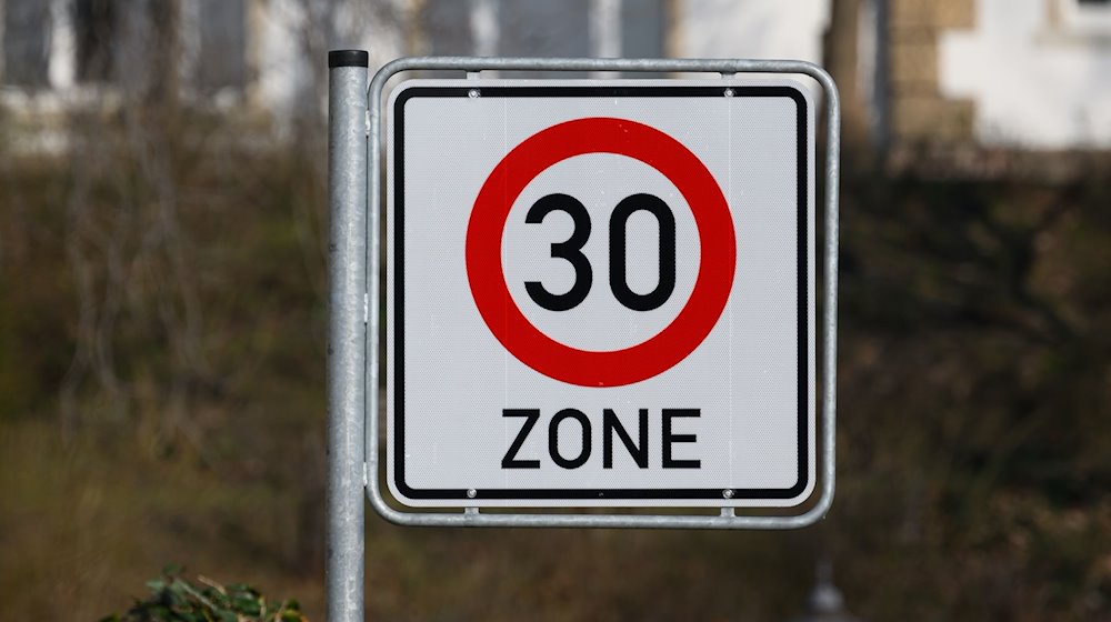 Ein Verkehrsschild Zulässige Höchstgeschwindigkeit 30 km/h steht an einer Straße. / Foto: Robert Michael/dpa