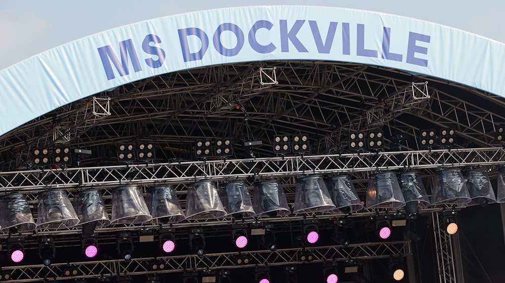 Über der Bühne Großschot steht die Aufschrift «MS Dockville» auf dem Gelände des gleichnamigen Festivals. / Foto: Georg Wendt/dpa