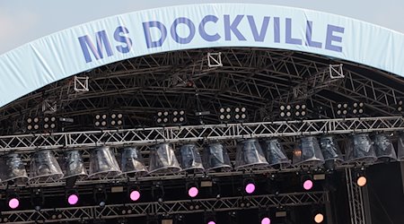 Über der Bühne Großschot steht die Aufschrift «MS Dockville» auf dem Gelände des gleichnamigen Festivals. / Foto: Georg Wendt/dpa