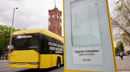 Eine digitale Leuchtsäule der BVG steht an der Bushaltestelle Rotes Rathaus. / Foto: Joerg Carstensen/dpa