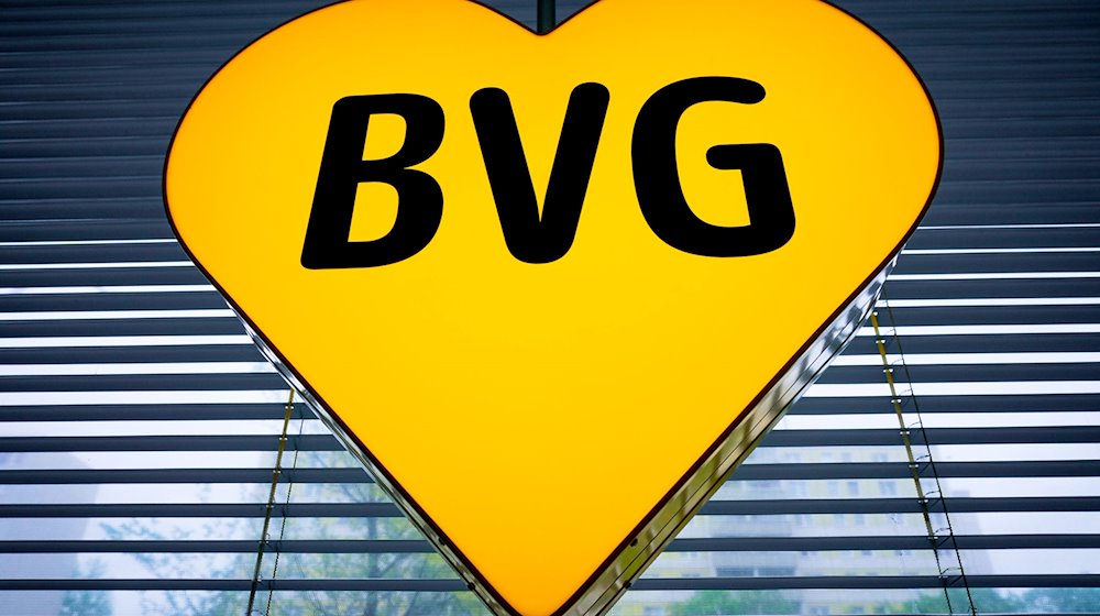 Das Logo der BVG in Form eines gelben Herzens hängt in der Firmenzentrale in einem Fenster. / Foto: Soeren Stache/dpa/Symbolbild