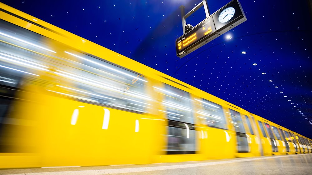 Eine U-Bahn fährt am U-Bahnhof Museumsinsel ein. / Foto: Christoph Soeder/Deutsche Presse-Agentur GmbH/dpa