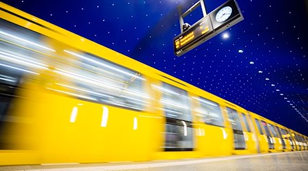 Eine U-Bahn fährt am U-Bahnhof Museumsinsel ein. / Foto: Christoph Soeder/Deutsche Presse-Agentur GmbH/dpa