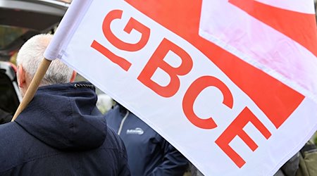 Die Fahne der Gewerkschaft IG BCE bei einer Protestaktion. / Foto: Michael Bahlo/dpa