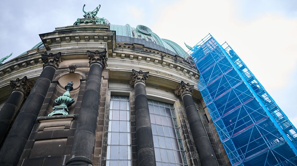 Am Tambour des Berliner Doms steht ein Baugerüst. / Foto: Annette Riedl/dpa