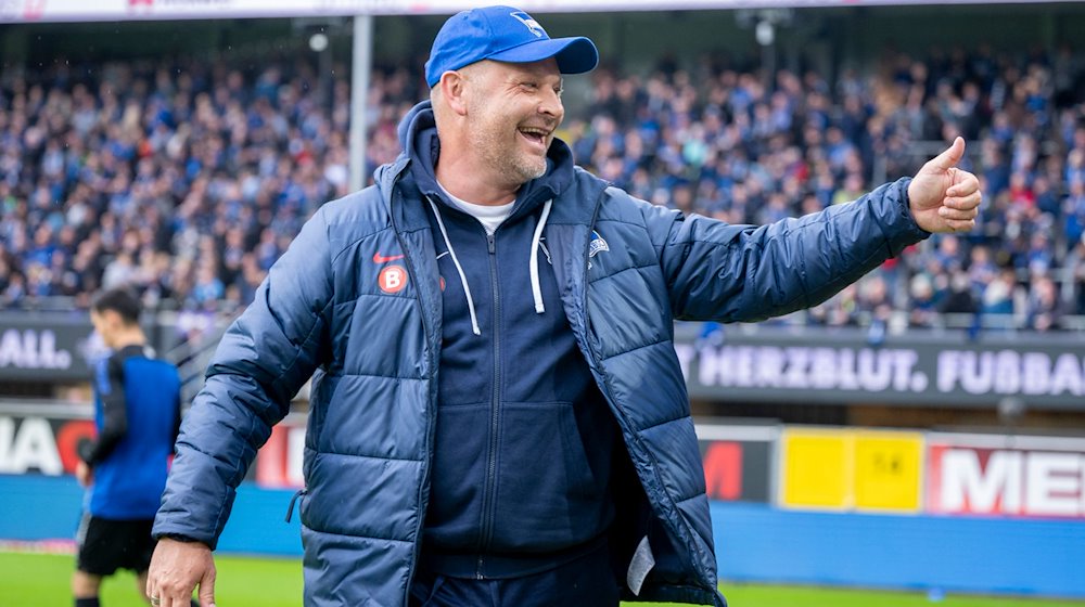 Berlins Trainer Pal Dardai betritt das Stadion. / Foto: David Inderlied/dpa