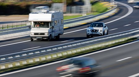 Ein Wohnmobil fährt auf der Autobahn A114 am letzten Tag der Herbstferien in Berlin und Brandenburg Richtung Stadtzentrum Berlin. / Foto: Christoph Soeder/dpa/Archivbild