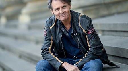 Der Schauspieler Wolfgang Bahro bei einem Fototermin auf einer Treppe in Berlin. / Foto: Britta Pedersen/dpa-Zentralbild/dpa/Archiv