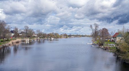 Blick von der Homeyenbrücke auf die Niederhavel beziehungsweise den Kleinen Beetzsee. / Foto: Soeren Stache/dpa