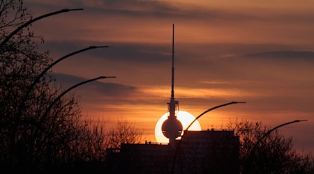 Die Sonne geht hinter dem Fernsehturm unter. / Foto: Annette Riedl/dpa