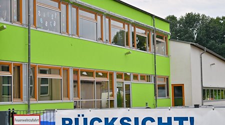 Das Wort «Rücksicht» steht auf einem Transparent vor der Grund- und Oberschule in Burg. / Foto: Patrick Pleul/dpa/Archivbild