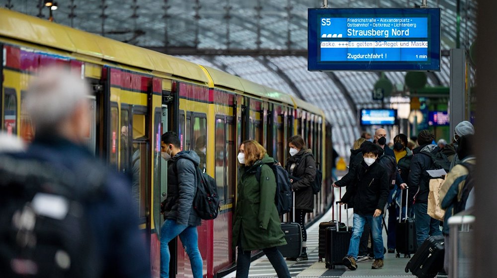 Fahrgäste steigen im Hauptbahnhof in eine S-Bahn ein. / Foto: Monika Skolimowska/dpa-Zentralbild/dpa