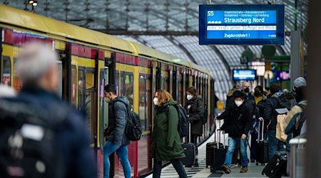 Fahrgäste steigen im Hauptbahnhof in eine S-Bahn ein. / Foto: Monika Skolimowska/dpa-Zentralbild/dpa