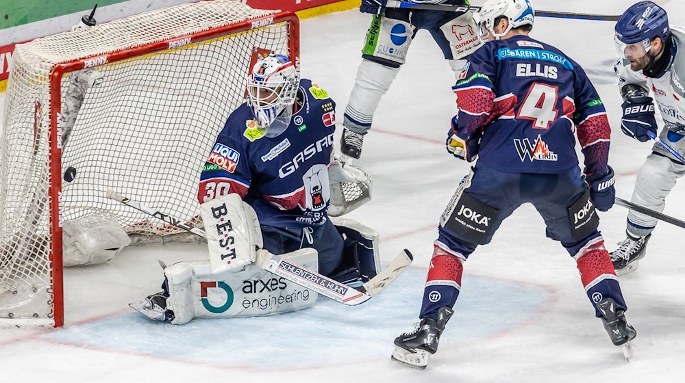 Tyler Sheehy von Straubing Tigers (nicht im Bild) schießt das 1:3. / Foto: Andreas Gora/dpa