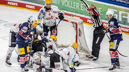 Bremerhavens Torhüter Kristers Gudlevskis (unten M) wehrt einen Puck ab. / Foto: Andreas Gora/dpa