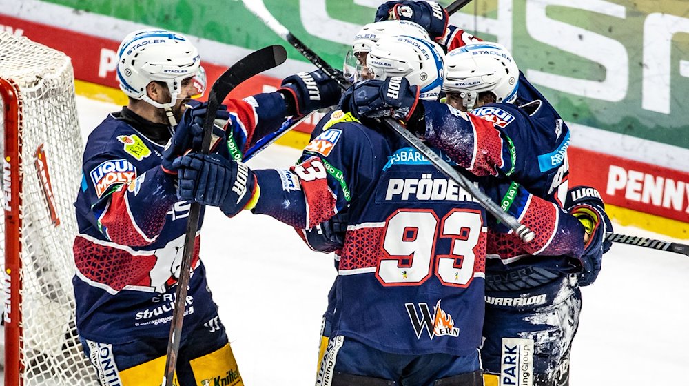 Spieler der Eisbären Berlin jubeln nach einem Tor. / Foto: Andreas Gora/dpa