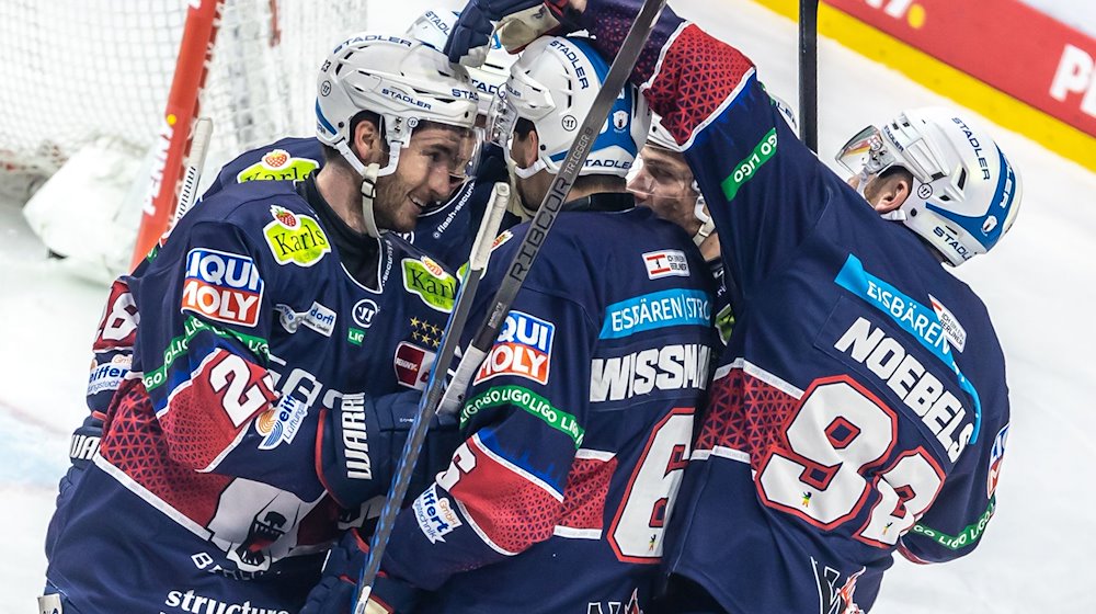 Berlins Kai Wissmann (M) jubelt mit seinen Mannschaftskollegen nach seinem Treffer zum 1:0. Am Freitagabend feierten die Berliner den dritten Sieg in der Halbfinalserie. / Foto: Andreas Gora/dpa