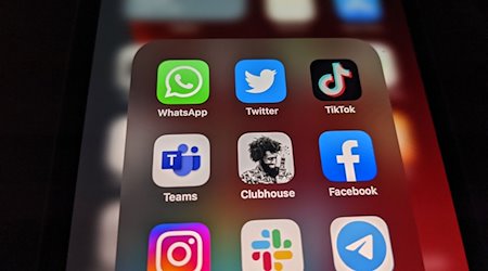 Die Logos der Social-Media-Plattformen und  Messenger-Dienste WhatsApp (l-r), Twitter, TikTok, Microsoft Teams, Clubhouse, Facebook, Instagram, Slack und Telegramm sind auf einem iPhone 12 Pro Max zu sehen. / Foto: Christoph Dernbach/dpa/Archivbild