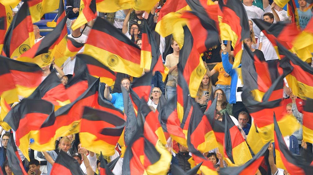 EM in Berlin: Kein Schwarz-Rot-Gold am Streifenwagen
