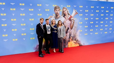 Ryan Gosling (l-r), Schauspieler, David Leitch, Regisseur, Emily Blunt, Schauspielerin, und Kelly McCormick, Produzentin, kommen zur Europapremiere des Films «The Fall Guy» zum Kino UCI Luxe East Side Gallery. / Foto: Christoph Soeder/dpa