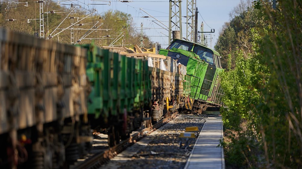 Eine Rangierlok ist in Birkenwerder entgleist. / Foto: Jörg Carstensen/dpa