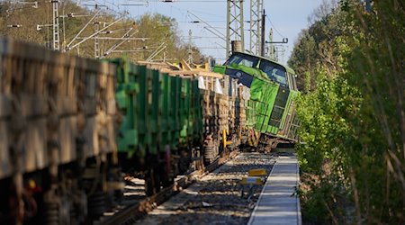 Eine Rangierlok ist in Birkenwerder entgleist. / Foto: Jörg Carstensen/dpa