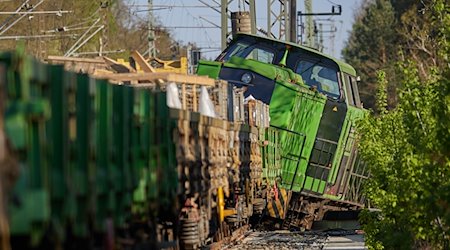 Eine Rangierlok ist in Birkenwerder entgleist. / Foto: Jörg Carstensen/dpa