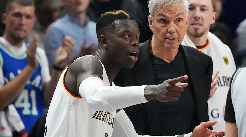 Dennis Schröder (l, Deutschland) und sein Trainer Gordon Herbert (r, Deutschland). / Foto: Soeren Stache/dpa/Archiv