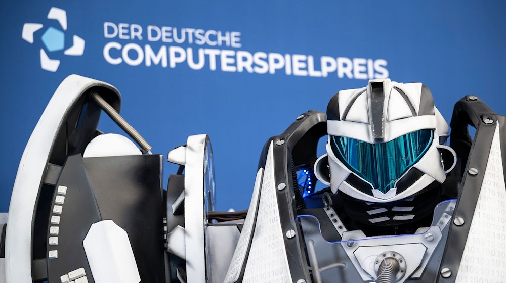 Der Gamescom Bot steht vor der Fotowand mit Schriftzug «Der Deutsche Computerspielpreis». / Foto: Hannes P Albert/dpa/Archivbild