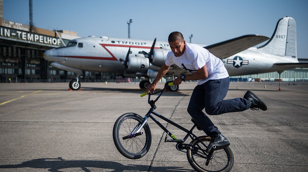 Camilo Gutierrez, ein BMX Profi, führt seine Tricks auf dem Rad vor. / Foto: Arne Immanuel Bänsch/dpa