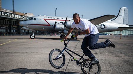 Camilo Gutierrez, ein BMX Profi, führt seine Tricks auf dem Rad vor. / Foto: Arne Immanuel Bänsch/dpa