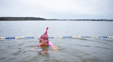 Klaus Dieter schwimmt zum Start der Badesaison im Strandbad Wannsee im Wasser. / Foto: Sebastian Gollnow/dpa