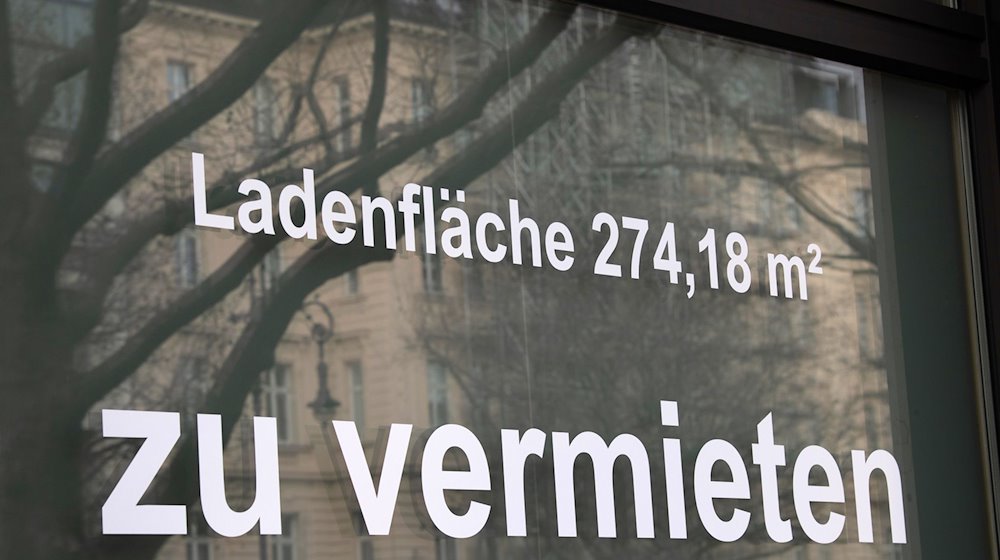 "Ladenfläche zu vermieten" steht auf einem Plakat an einem Fenster eines geschlossenen Geschäftes am Kurfürstendamm. / Foto: Paul Zinken/dpa-Zentralbild/dpa