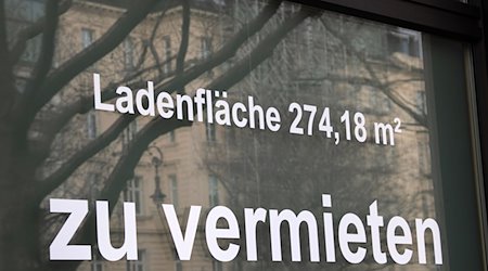 "Ladenfläche zu vermieten" steht auf einem Plakat an einem Fenster eines geschlossenen Geschäftes am Kurfürstendamm. / Foto: Paul Zinken/dpa-Zentralbild/dpa