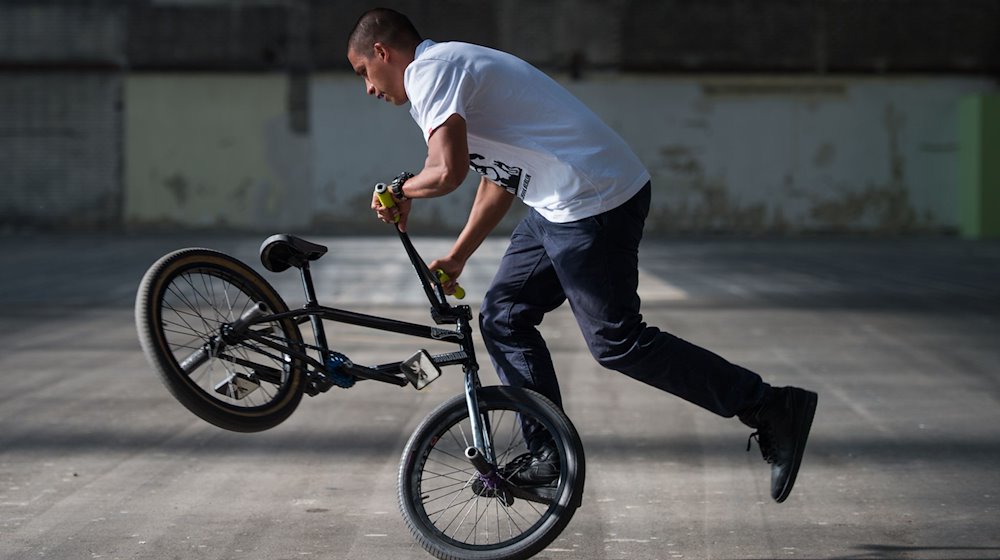 Camilo Gutierrez, ein BMX Profi, führt seine Tricks auf dem Rad vor. / Foto: Arne Immanuel Bänsch/dpa/Archivbild