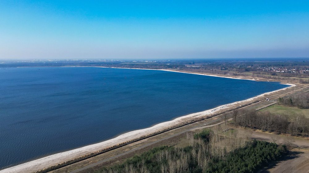 Blick über den neu entstehenden Cottbuser Ostsee (Luftaufnahme mit einer Drohne). / Foto: Patrick Pleul/dpa