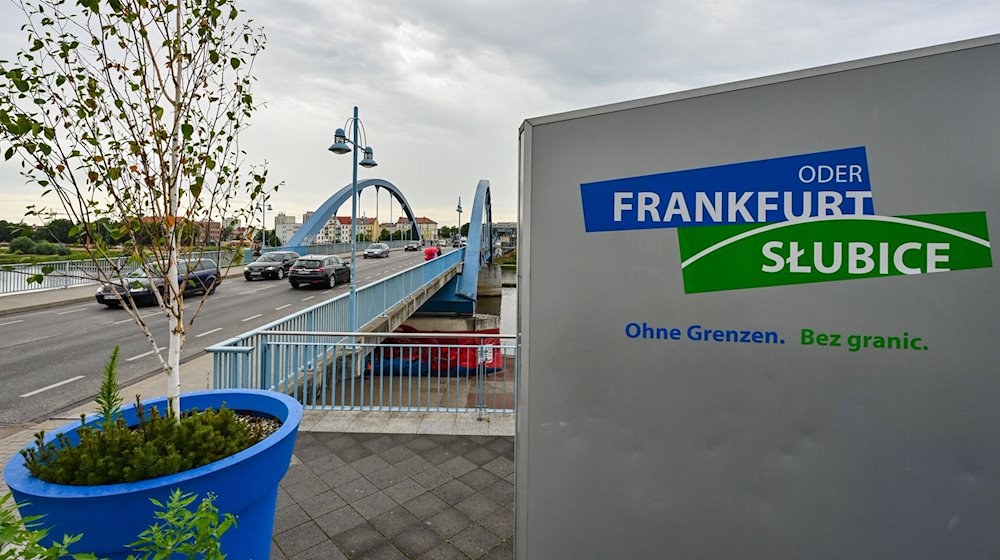 Der Grenzübergang Stadtbrücke in Frankfurt (Oder) über den Grenzfluss Oder zur polnischen Stadt Slubice. / Foto: Patrick Pleul/dpa-Zentralbild/dpa